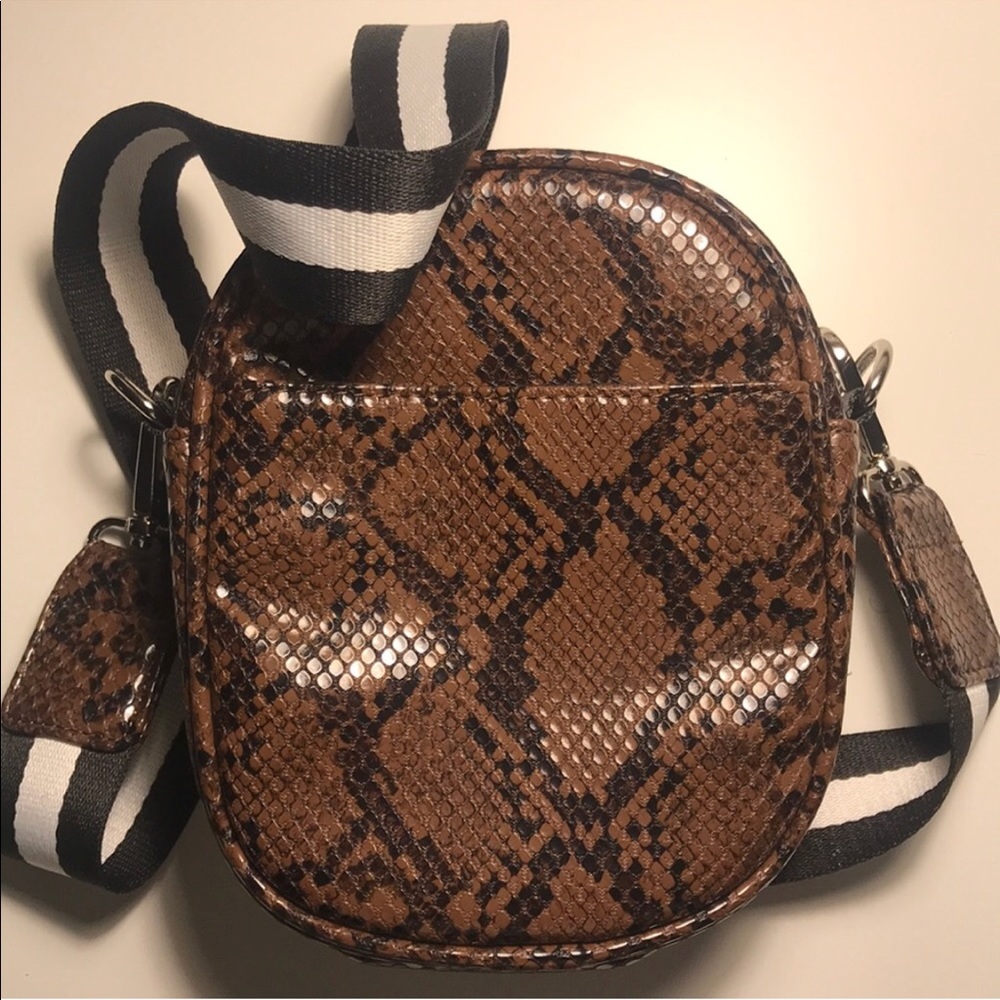Snake cross body